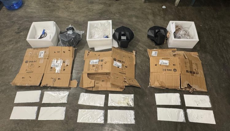 Láminas con cocaína incautadas en AILA.