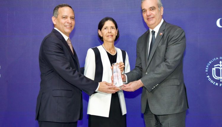 Abinader participa en actividad del Poder Judicial.