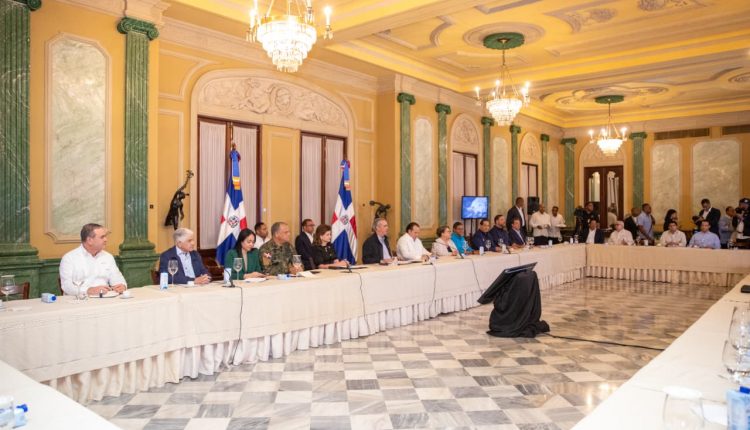 Reunión de Abinader con el COE en Palacio.