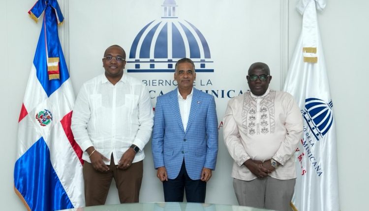 Raymond Lanveld, ministro de Transporte, Comunicación y Turismo de Surinam; Joel Santos, ministro de Energía y Minas de República Dominicana y Melvin Bouva, ministro de Relaciones Exteriores de Surinam.