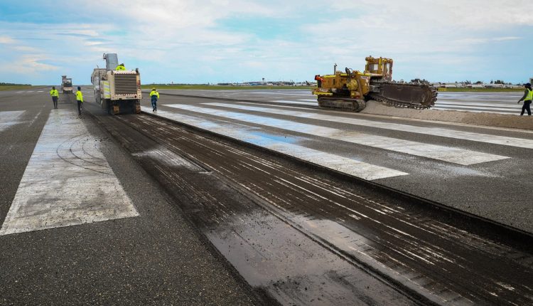 Trabajos en la pista principal del Aeropuerto Las Américas.