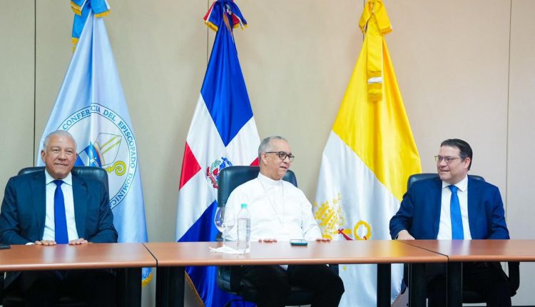 Andrés Bautista, obispo Monseñor Héctor Rodríguez y Eduardo Sanz Lovatón.