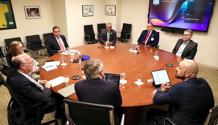 Reunión entre representantes del país y de los organismos multilaterales.