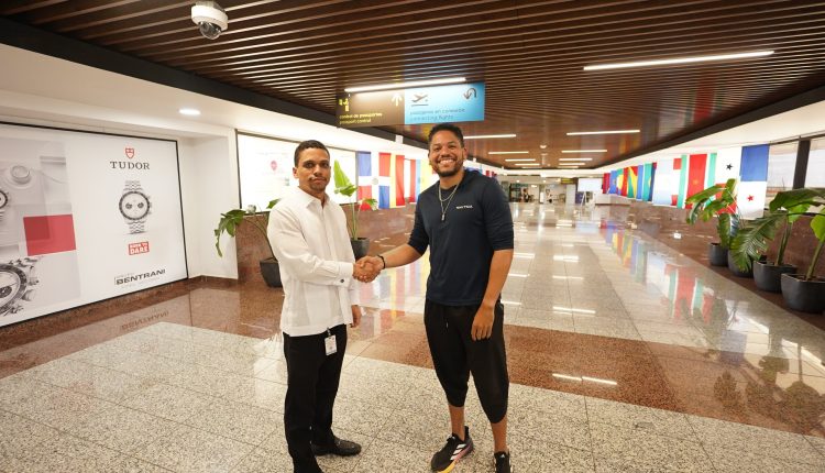 Joel Richards García cuando fue recibido en el país.