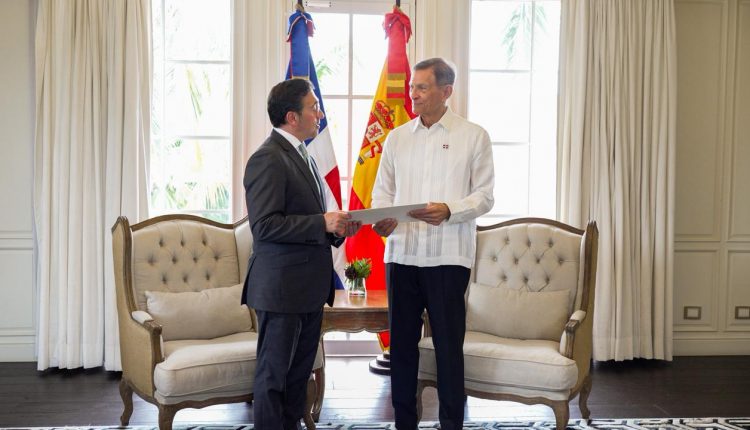 José Manuel Albares y Roberto Álvarez.