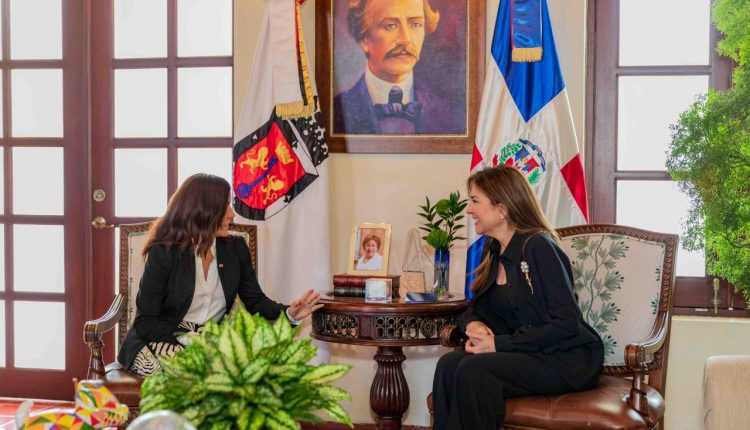 Leah Francis Campos y Carolina Mejía.