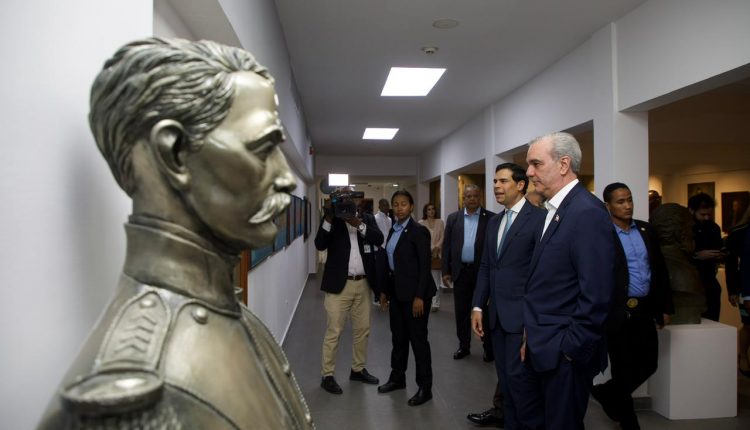 Abinader en recorrido por el Museo de Historia y Geografía.