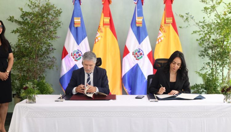 Faride Raful y Fernando Grande-Marlaska Gómez suscriben convenio.