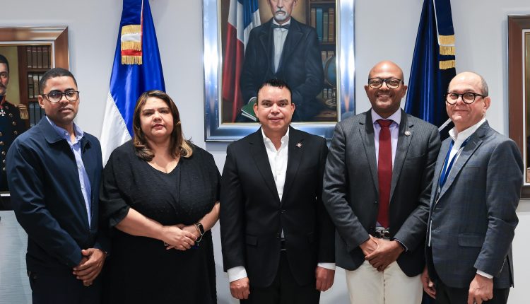 Julio Landron junto a directivos del Colegio Médico.