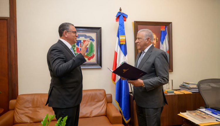 Andrés Bautista juramenta a Carlos Alessandry Roa Howley.