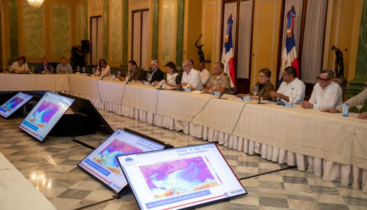 Reunión del presidente Abinader con representantes de organismos de socorro y funcionarios del Gobierno.