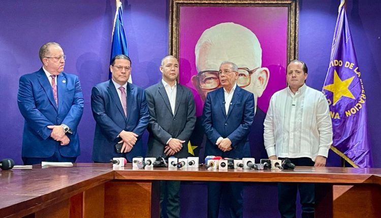 Reunión de Danilo Medina con comisión del Gobierno.