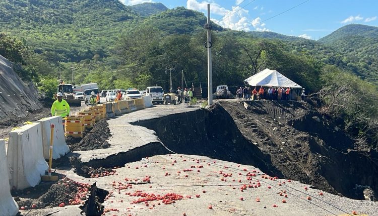 Derrumbe en tramo de Ocoa.