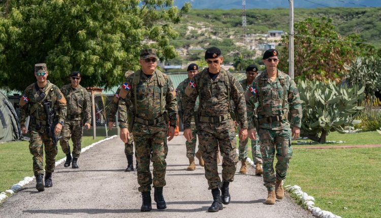 Inspección del ministro de Defensa por el lado fronterizo de Jimaní.