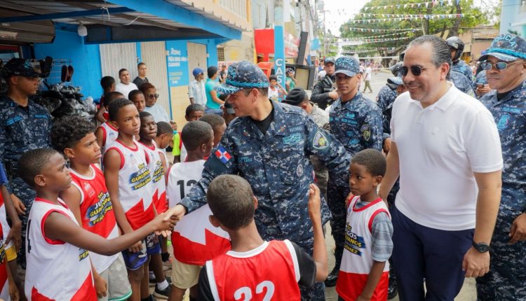 Director de la Policía saluda niños durante recorrido.