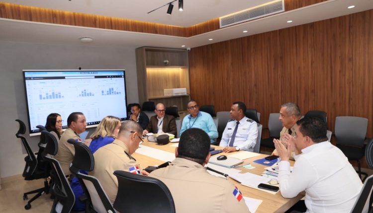 Reunión de representantes de Migración y del Servicio de Salud.