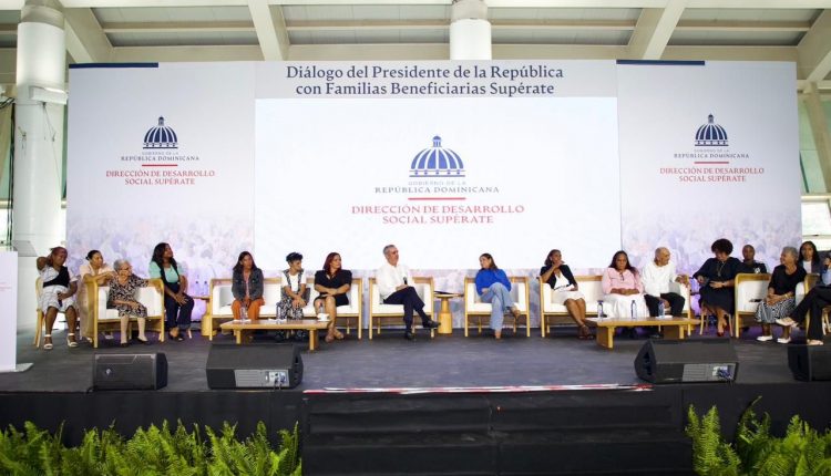 Abinader encabezó con familias beneficiadas con Supérate.