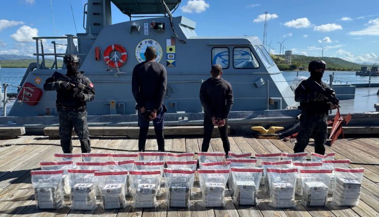 Detenidos con paquetes de droga ocupados en Baní.