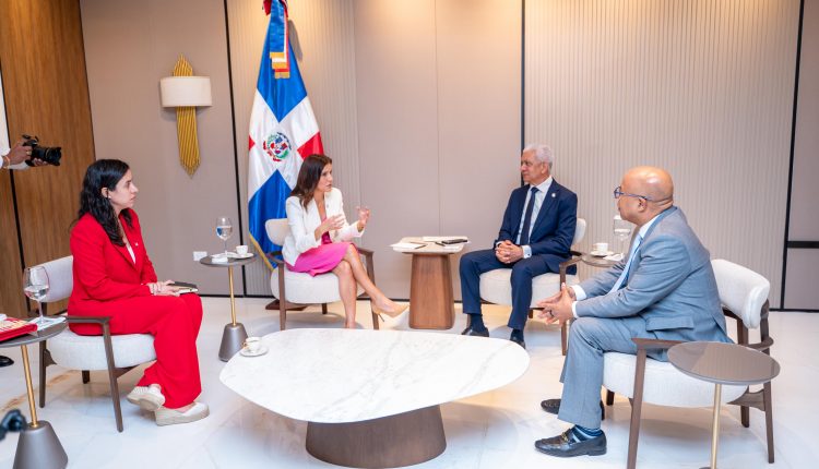Encuentro de la embajadora Leah Campos con presidentes del Congreso Nacional.