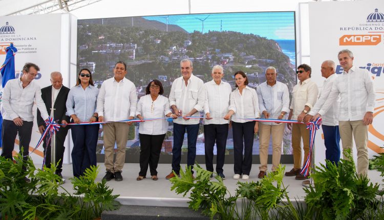 Abinader corta cinta en inauguración de carretera en Barahona.