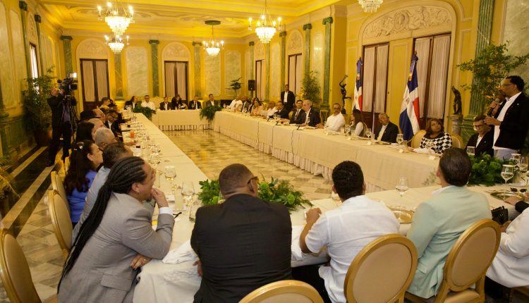 Luis Abinader reunido con un grupo de artistas para el relanzamiento del teatro Agua y Luz.
