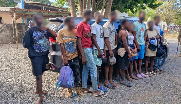 Indocumentados detenidos en operativo.