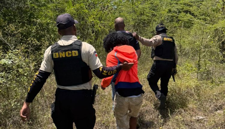 Detenidos por DNCD en Boca Chica.