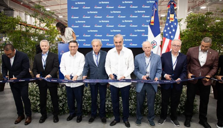 Abinader corta cinta para inaugurar sucursal de PriceSmart en La Romana.