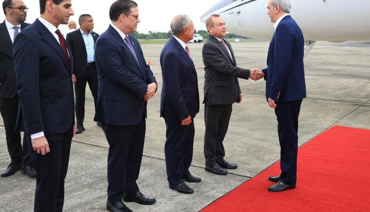 Abinader cuando es recibido en el aeropuerto de Panamá.