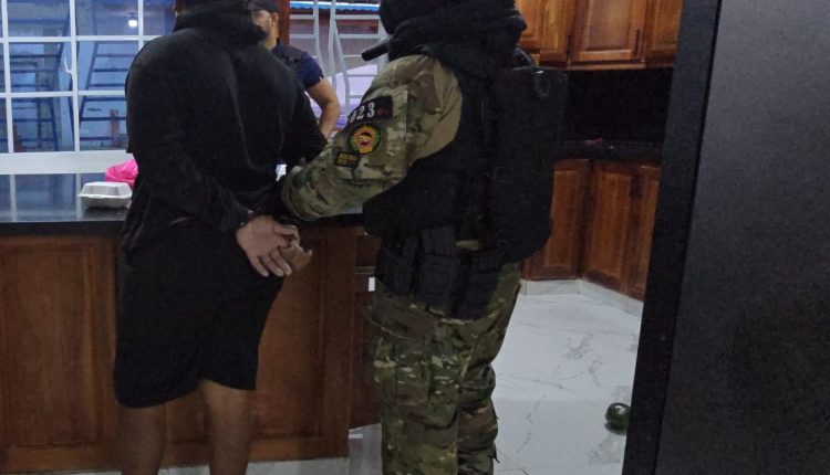 Hombre detenido por decomiso alijo.