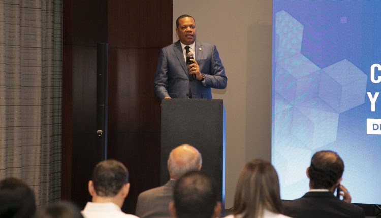 Eddy Alcántara habla en el seminario “Competencia Justa y Comercio Formal Desafíos para la República Dominicana”.