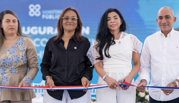 Yeni Berenice Reynoso corta cinta para inaugurar acceso a Justicia en Samaná.