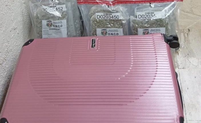 Maleta y droga incautada en Punta Cana.