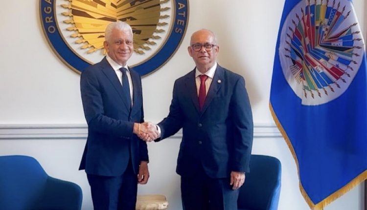 Ricardo de los Santos y Albert Ramdin.