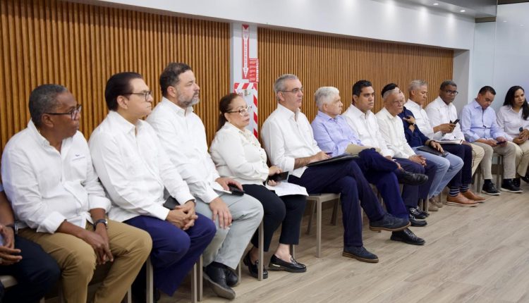 Luis Abinader encabezó varias actividades en Licey al Medio, en Santiago.