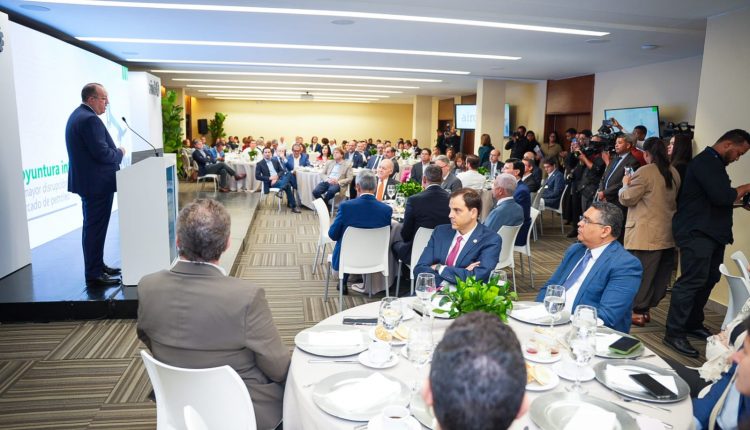 Magín Díaz habla en actividad de la Asociación de Industrias.
