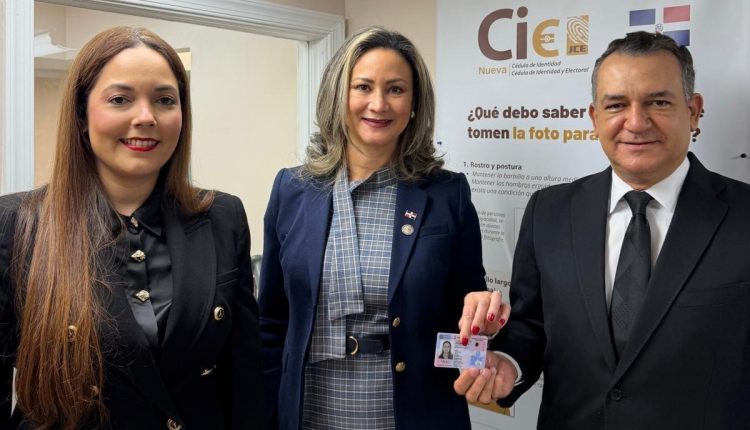 Mayerlin Roseiby Cordero Díaz, embajadora dominicana en Estados Unidos, cuando recibe la nueva cédula.