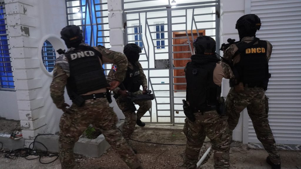 Operación para apresar a vinculados en alijo de drogas.