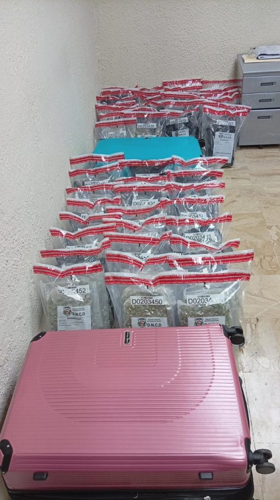 Maleta y droga incautadas en aeropuerto de Punta Cana.
