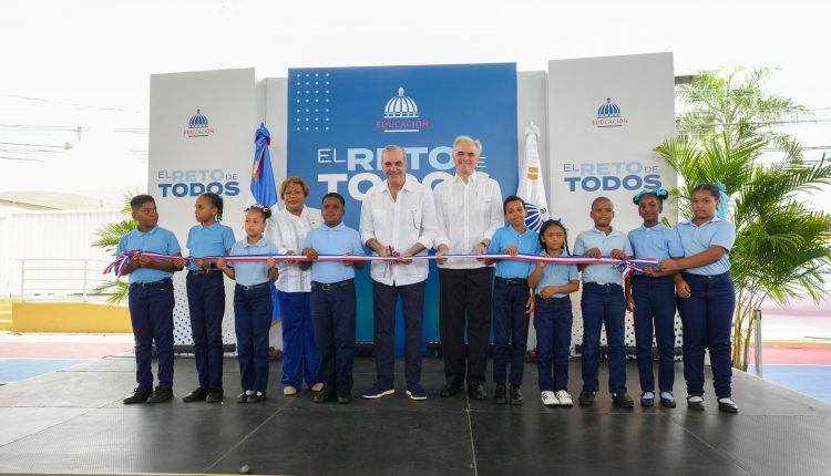 Abinader corta cinta para inaugurar techado en centro de Boca Chica.