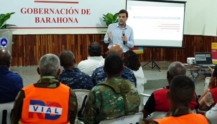 José Luis Actis habla durante reunión en gobernación de Barahona.