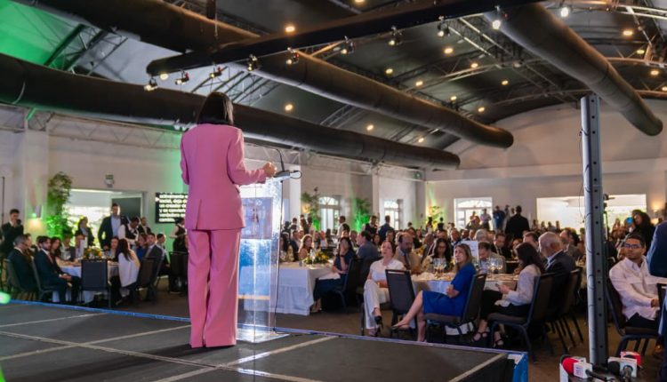 Raquel Arbaje fue oradora del almuerzo de Cámara Americana de Comercio.