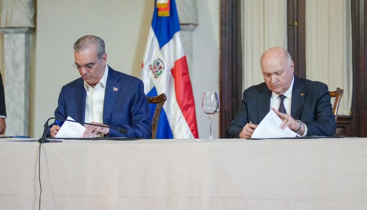 Luis Abinader y Rafael del Toro firman acuerdo.