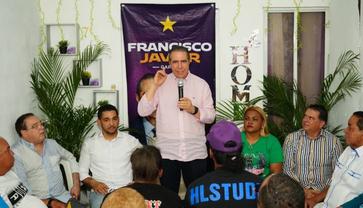 Francisco Javier García junto a dirigentes de su proyecto presidencial.