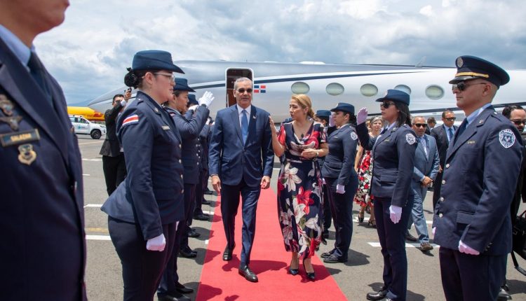 Abinader es recibido con honores en Costa Rica.