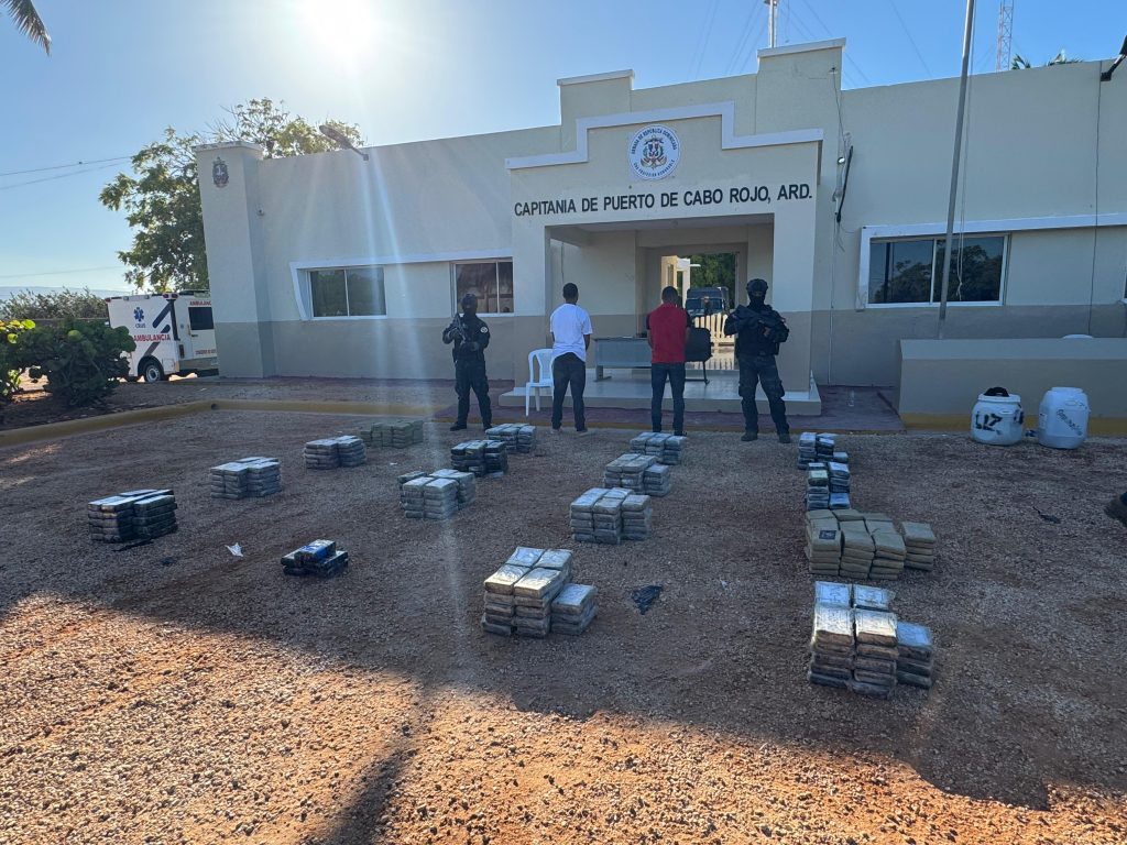 Detenidos por ocupación de cocaína en Pedernales.