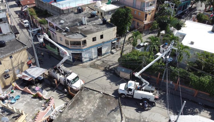 Trabajos de brigadas de EDEESTE.