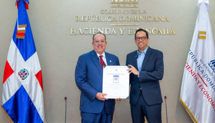 Magín Díaz y Sigmund Freund en entrega de reconocimiento.
