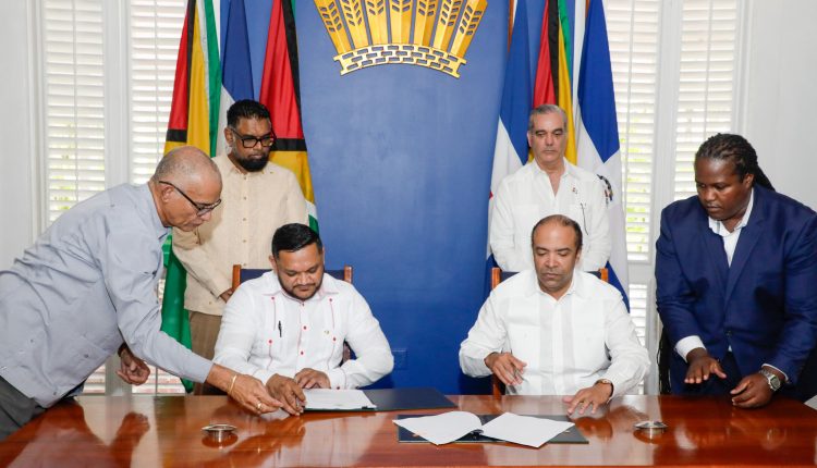 Firma de acuerdo para exploración petrolera.