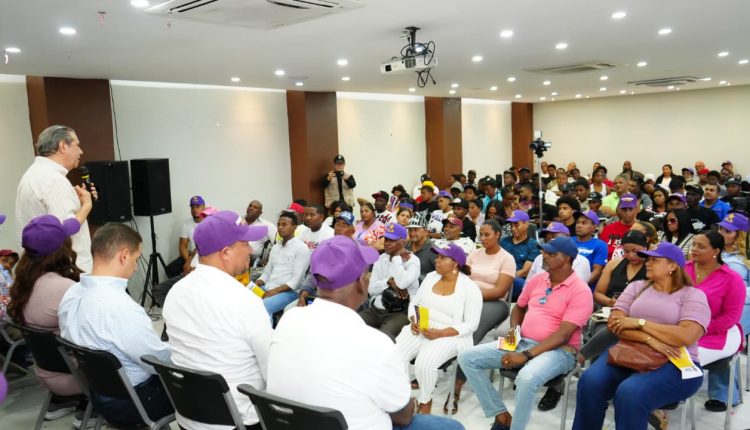 Francisco Javier García habla a miembros del PLD.